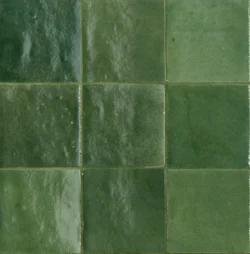 Zielone płytki kwadratowe połysk Marazzi Crogiolo Zellige m5qs 10x10 cm. Włoskie płytki w stylu retro na ścianę.