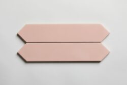 Płytki ścienne różowe - Equipe Arrow Blush Pink 5x25 cm. Kafelki ceramiczne o wyglądzie heksagonalnym w małym formacie cegiełki.
