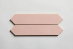 Płytki ścienne różowe - Equipe Arrow Blush Pink 5x25 cm. Kafelki ceramiczne o wyglądzie heksagonalnym w małym formacie cegiełki.