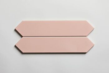Płytki ścienne różowe - Equipe Arrow Blush Pink 5x25 cm. Kafelki ceramiczne o wyglądzie heksagonalnym w małym formacie cegiełki.
