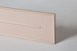 Różowa glazura do łazienki - Peronda Harmony RIM PINK DECOR 15x45 cm. Płytka dekoracyjna z wystającymi krawędziami i linią 3D na środku płytki.