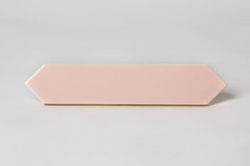 Różowe kafelki - Equipe Arrow Blush Pink 5x25 cm. Hiszpańskie małe płytki ceramiczne, heksagonalne z połyskiem na ścianę.
