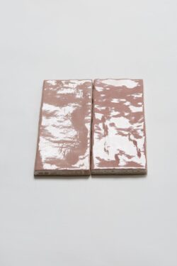 Różowe płytki ceramiczne - Harmony RIAD PINK 6,5×20 cm. Nierektyfikowane, kafelki cegiełki z nierówną powierzchnią w połysku.