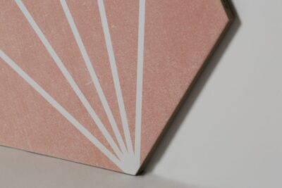 Hiszpańska różowa płytka heksagonalna, dekoracyjna z geometrycznym białym wzorem na ścianą lub podłogę - APE Klen sunny rose quartz.