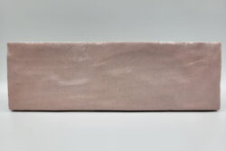 Różowe płytki ścienne - Harmony RIAD PINK 6,5×20cm. Cegiełki ceramiczne na ścianę z nierówną powierzchnią w połysku . Kafelki do łazienki, kuchni.