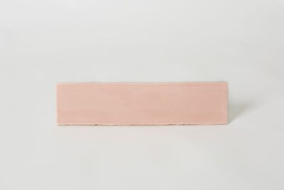 Różowe płytki - Peronda Harmony Poitiers Rose 7,5x30cm. Płytki cegiełki do łazienki, kuchni na ścianę. Kafelki z błyszczącą różową powierzchnią i nierektyfikowanymi krawędziami.