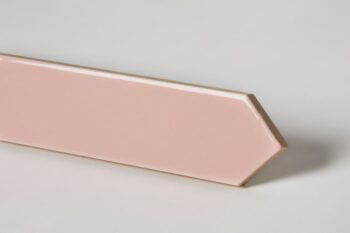 Różowe płytki ścienne - Equipe Arrow Blush Pink 5x25 cm. Heksagonalne małe kafelki z połyskiem na ścianę do łazienki, kuchni.