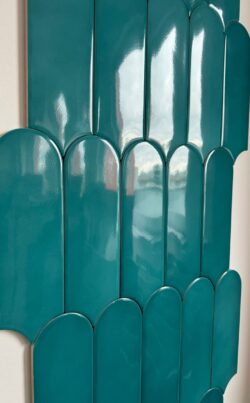 Płytki ścienne, rybia łuska - Natucer Fan Mix Turchese 7,2x19,5 cm. Kafelki do łazienki, kuchni z turkusową, połyskującą powierzchnią.