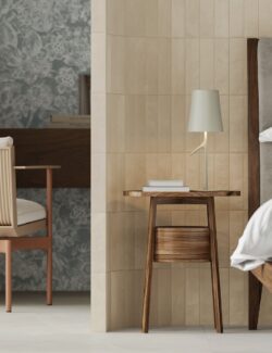 Płytki cegiełki kaszmirowe ścienne Marca Corona Miniature Cera Cashmere Melato 6X24 J424. Małe kafelki z satynową, matową powierzchnią.