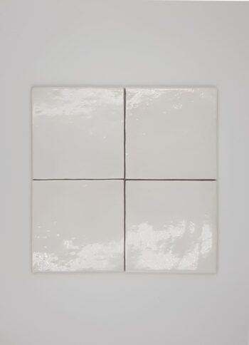 Biała glazura do łazienki - Peronda Harmony Nador White 13,2x13,2cm. Płytki w kwadratowym formacie z nierówną, błyszczącą powierzchnią, idealne do łazienki lub kuchni na ścianę.