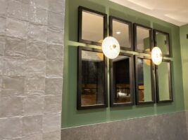 Białe kwadratowe płytki ścienne - Harmony Riad white 10x10. Błyszczące kafelki ceramiczne na ścianie. w restauracji.