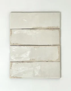 Białe płytki cegiełki retro Natucer Lineage White 6,5x20 cm. Błyszcząca powierzchnia, nieregularna, ze śladami upływu czasu.