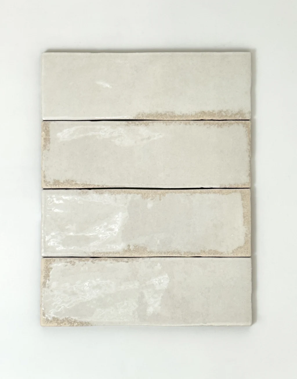 Białe płytki cegiełki retro Natucer Lineage White 6,5x20 cm. Błyszcząca powierzchnia, nieregularna, ze śladami upływu czasu.