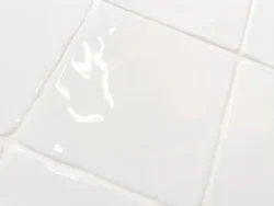 Białe płytki kwadratowe, rustykalne, błyszczące, nieregularne krawędzie - Harmony HANA WHITE 12x12. Zbliżenie na powierzchnię.