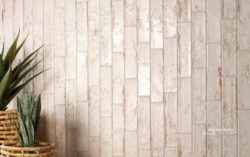 Białe płytki ścienne, malowane drewno - Natucer Sequoia Blanc 6,2x25cm.