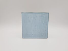 Błękitne kafelki do łazienki - Peronda Harmony NADOR SKY 13,2x13,2 cm. Płytki w kwadratowym formacie na ścianę z nierówną, połyskującą powierzchnią - efekt rzemieślniczy.