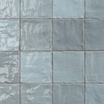 Błękitne kafelki do łazienki - Peronda Harmony Riad Sky 10x10 cm. Kwadratowe, małe kafelki na ścianie z nierówną powierzchnią.