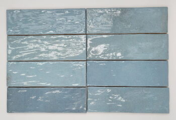 Błękitne kafelki łazienkowe - Harmony RIAD SKY 6,5×20 cm. Płytki na ścianę z błyszczącą, nierówną powierzchnią w różnych odcieniach błękitu.