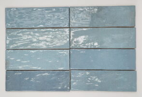 Błękitne kafelki łazienkowe - Peronda Harmony RIAD SKY 6,5×20 cm. Płytki na ścianę z błyszczącą, nierówną powierzchnią w różnych odcieniach błękitu.