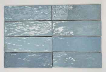 Błękitne kafelki łazienkowe - Peronda Harmony RIAD SKY 6,5×20 cm. Płytki na ścianę z błyszczącą, nierówną powierzchnią w różnych odcieniach błękitu.