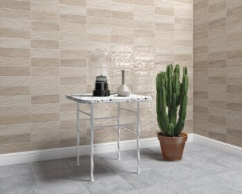 Kafelki piaskowe ścienne - Harmony RIAD SAND 6,5x20 cm. Błyszczące płytki na ścianę w małym, podłużnym formacie cegiełki w odcieniach beżu.