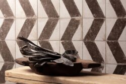 Patchworkowe płytki ścienne - Peronda Fs Wabi Arrow 33x33 cm. Kafelki ścienne z brązowym elementem dekoracyjnym w kształcie strzałki.