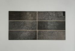 Peronda Fs Raku Black 20x40cm - Czarne kafelki rustykalne z postarzaną matową powierzchnią, przeznaczone na ścianę.