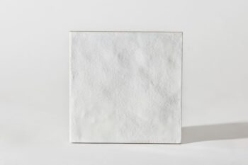 Płytka biała ścienna, w kwadratowym formacie 15x15cm, Peronda Harmony Legacy Snow. Płytka z nierówną, błyszczącą powierzchnia, idealna do kuchni lub łazienki na ścianę.
