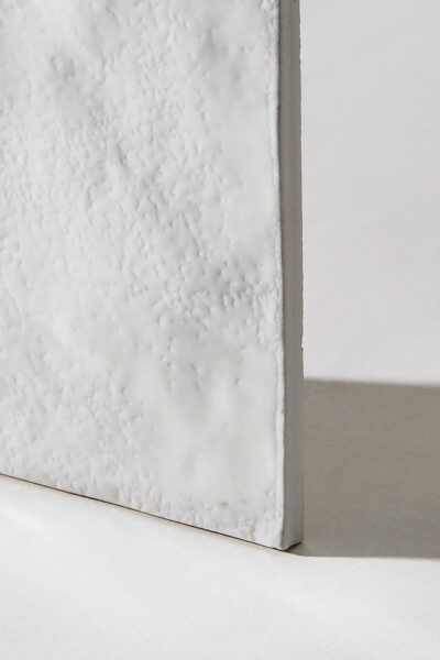 Płytka ścienna biała z błyszczącą powierzchnią, Peronda Harmony Legacy Snow 15x15cm. Hiszpańskie kafelki retro w kwadratowym formacie do kuchni lub łazienki.