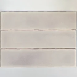 Płytki cegiełki lawendowe z powierzchnia w połysku, krakelura na ścianę, Estudio Vitral Lavanda 7,5x30