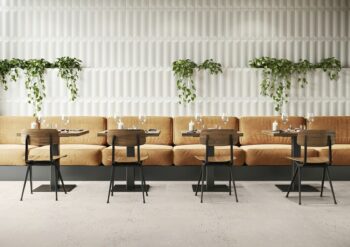 Płytki dekoracyjne, ścienne - Peronda Harmony LOG WHITE 12,5x50 cm. Ściana w restauracji, pokryta białymi płytkami dekoracyjnymi z Hiszpanii.