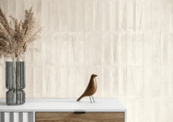 Płytki jasnobeżowe - Harmony Bari Sand 6x24,6, Harmony Bari Sand Decor 6x24,6. Dekor i płytka bazowa na ścianie.