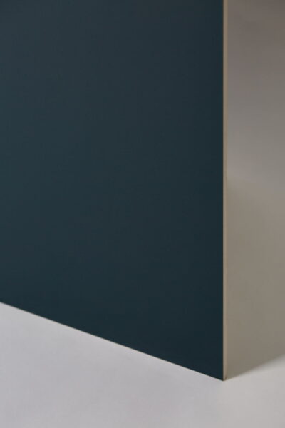 Płytki łazienkowe ścienne - MARCA CORONA 4D deep blue. Kafelki ceramiczne do łazienki na ścianę w kolorze ciemnoniebieskim i podłużnym formacie 40x80cm.