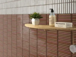 Płytki paski ziemisty kolor w połysku na ścianie - Estudio Karatsu Rusty Red 11,5x23