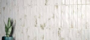 Płytki satyna, białe, rdza - Natucer Cool White 5x30 cm. Płytki cegiełki na ścianie.