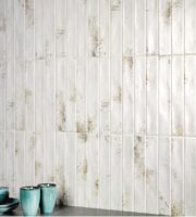 Płytki ścienne, białe, cegiełki, rdza - Natucer Cool White 5x30cm. Długie cegiełki ceramiczne na ścianie.