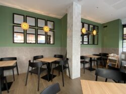 Płytki ścienne kwadratowe - Harmony Riad white 10x10 cm. Hiszpańskie kafelki w małym kwadratowym formacie na ścianie w restauracji. Widoczna różnica w odcieniu - wariacja tonalna V4.