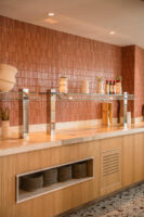 Płytki typu kitkat w kolorze wiśniowym na ścianie Harmony Crisp Cherry 20x20