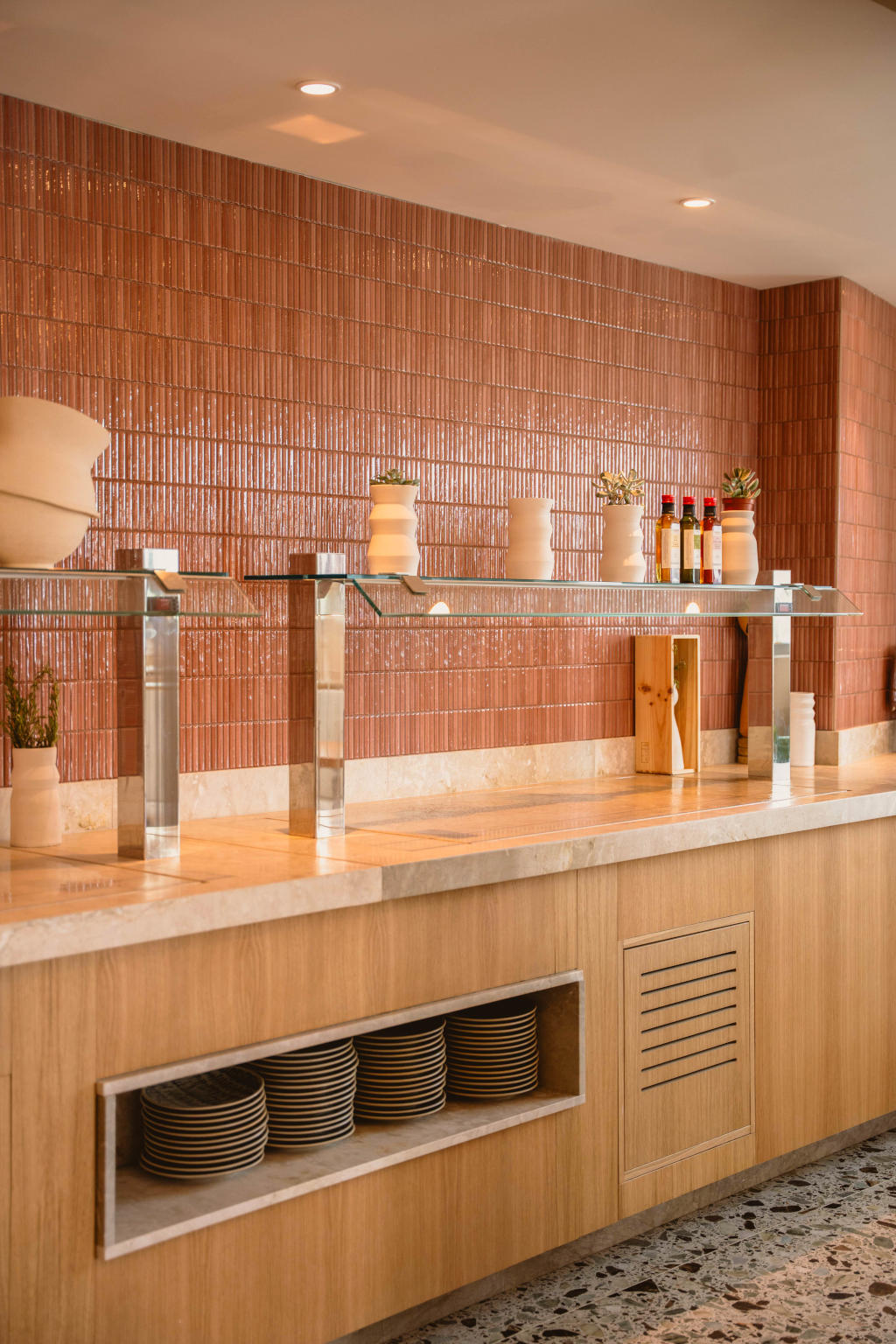 Płytki typu kitkat w kolorze wiśniowym na ścianie Harmony Crisp Cherry 20x20