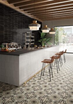 Płytki Marazzi włoskie z efektem postarzenia - retro w barze na ścianie - Lume black lx. Kafelki cegiełki w odcieniach czarnego koloru z nieregularnymi krawędziami i rozmiarze 6x24 cm | Cerammind