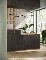 Recepcja z płytkami cegiełkami Marca Corona Miniature Cera J413 Nero Inchiostro 6x24 cm w kolorze antracytowym