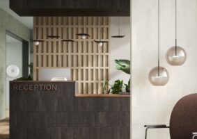 Recepcja z płytkami cegiełkami Marca Corona Miniature Cera J413 Nero Inchiostro 6x24 cm w kolorze antracytu