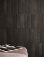 Ściana płytkami cegiełkami Marca Corona Miniature Cera J413 Nero Inchiostro 6x24 cm w kolorze antracytu