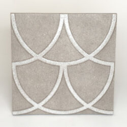 Szare płytki dekoracyjne Marca Corona Terracreta Forma Vitrea Argilla 20x20cm J079 z białym, błyszczącym wzorem