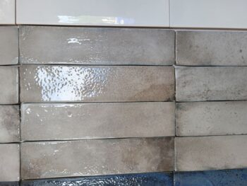 Szare płytki do łazienki na ścianę - Peronda Harmony Legacy Grey 6x25 cm. Kafelki w małym formacie cegiełki z błyszczącą powierzchnią.
