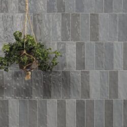 Szare płyty na ścianę połysk - Harmony RIAD GREY 6,5x20 cm. Kafelki ścienne w odcieniach szarości z efektem rzemieślniczym.