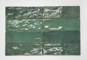 Zielone kafelki do łazienki - Harmony RIAD GREEN 6,5×20 cm. Kafelki ceramiczne, cegiełki w różnych odcieniach zielonego z błyszczącą, nieregularna powierzchnią na ścianę.