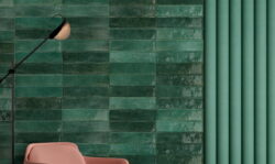 Zielone płytki ścienne - Mykonos Mallorca Green 7,5x30 cm. Ściana z błyszczącymi płytkami ceramicznymi w kolorze zielony,.