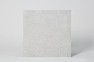 Gres jasno szary - SINTESI Ecoproject silver 60×60 cm. Płytki na podłogę i ścianę z efektem, imitacją kamienia w jasnym odcieniu szarości. Włoskie płytki gresowe.
