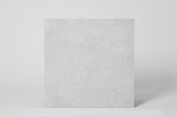 Gres jasno szary - SINTESI Ecoproject silver 60x60 cm. Płytki na podłogę i ścianę z efektem, imitacją kamienia w jasnym odcieniu szarości. Włoskie płytki gresowe.